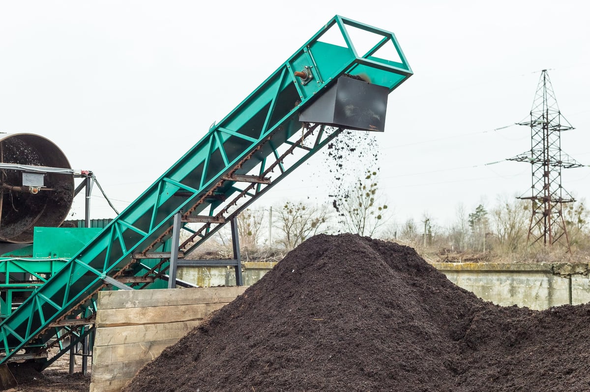 Produção de solo em planta industrial de compostagem com maquinário