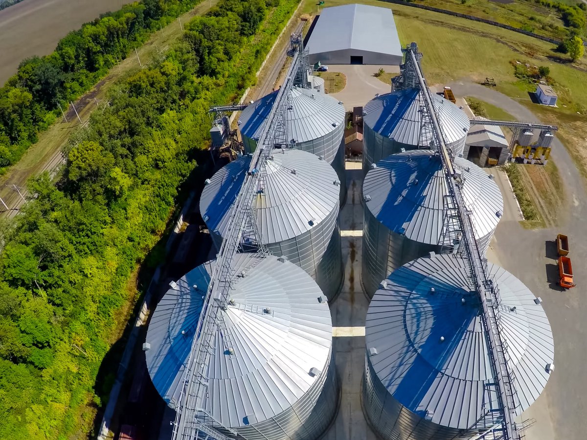 Grain terminal and plant for storage and drying in the middle of agricultural fields.