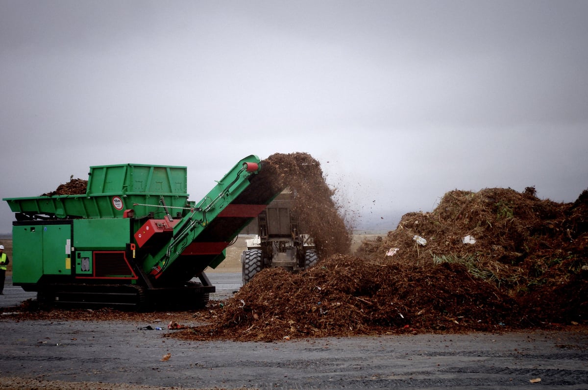 Transportador processando compostagem em instalação