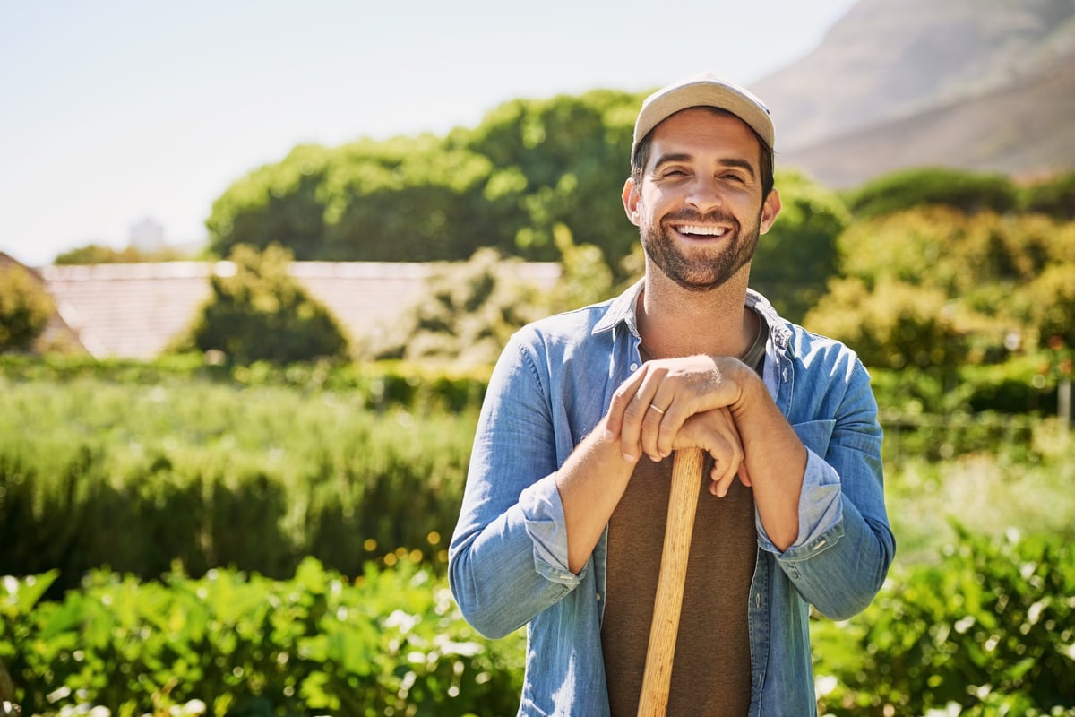 Retrato de um jovem agricultor feliz